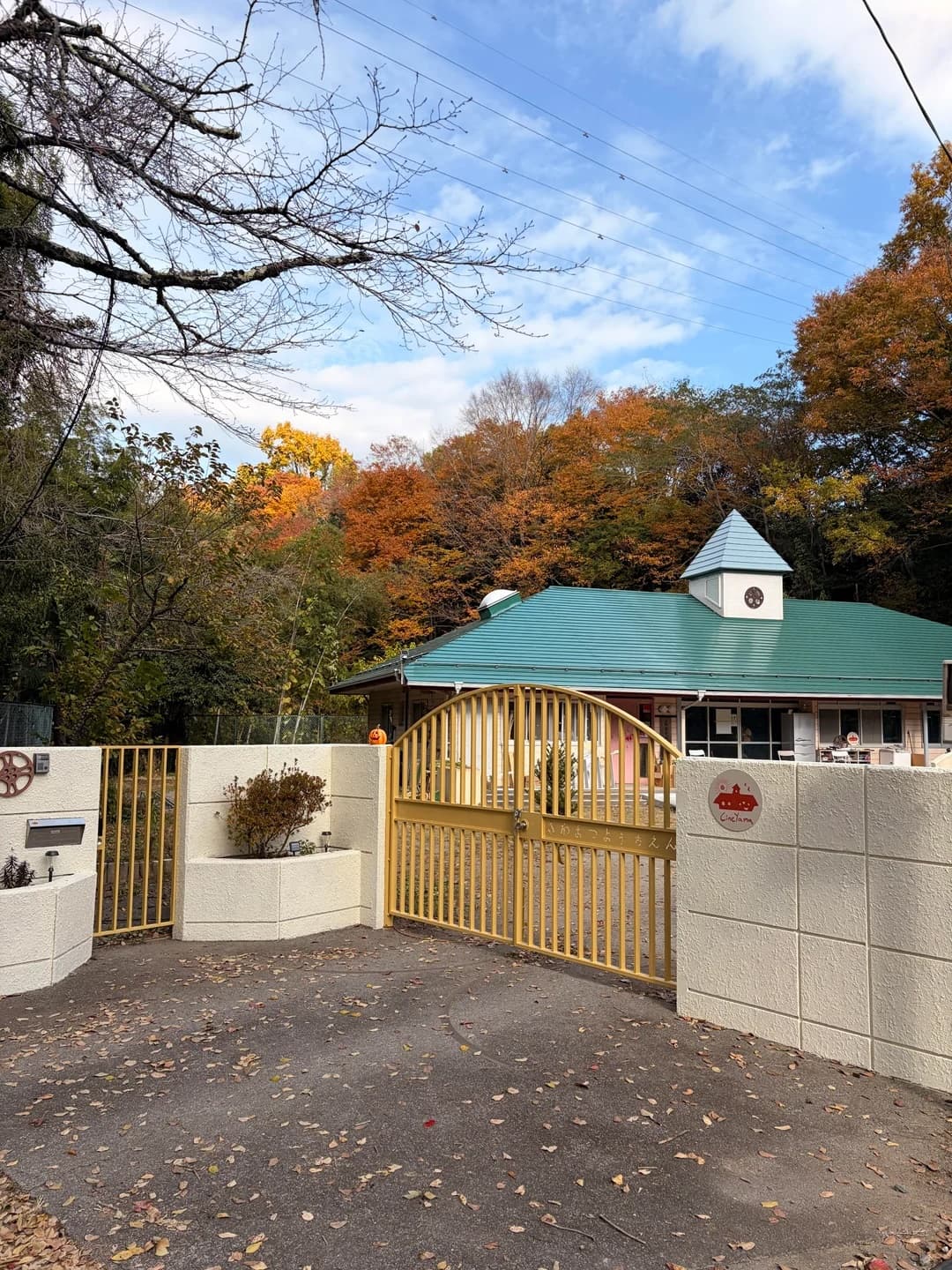 昼間のシネヤマの外観(元幼稚園)